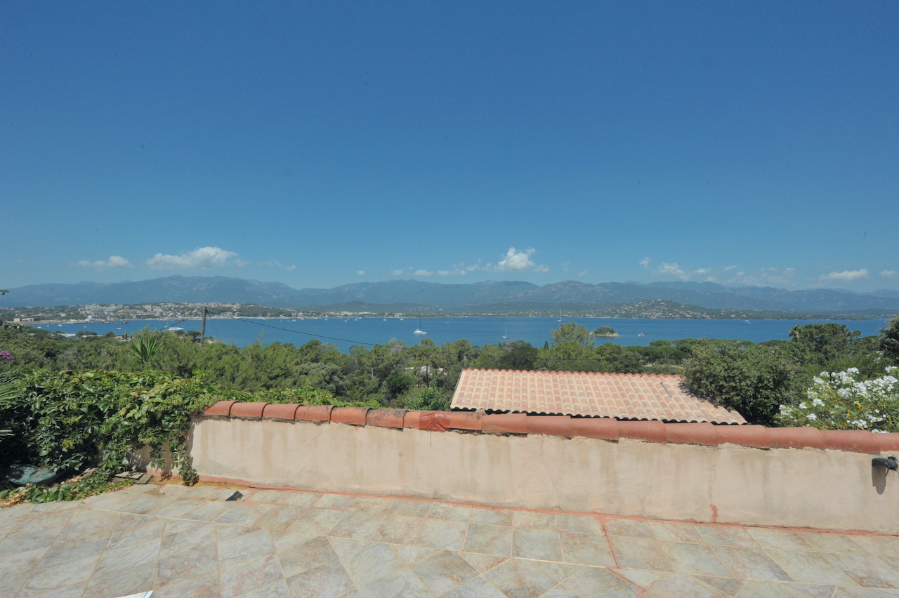 Route de Palombaggia: Ensemble immobilier de 2 MAISONS T-3 bénéficiant chacune d'une SUPERBE VUE PANORAMIQUE À 180° SUR LE GOLFE  DE PORTO-VECCHIO, LE PORT, LA VILLE ET LES MONTAGNES.