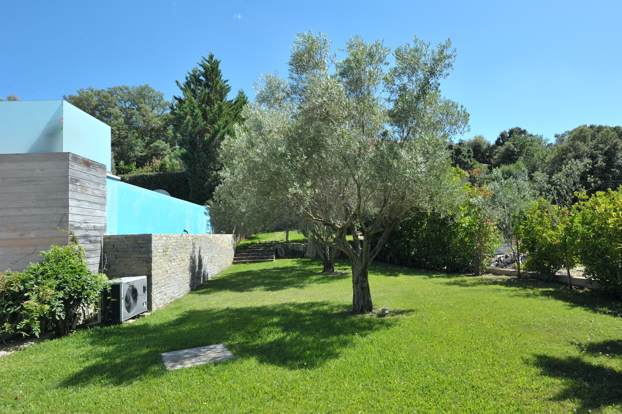 Porto-Vecchio ville: VILLA CONTEMPORAINE T-5 avec jardin, terrasse solarium et PISCINE À DÉBORDEMENT, 2 GRANDS GARAGES, CARPORT/atelier, belle vue dégagée.