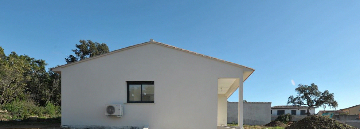 Ste Lucie de porto-Vecchio, à moins de 2 min. de la plage de Fautéa: VILLA T-4 NEUVE de plain-pied sur terrain clos et aménagé.