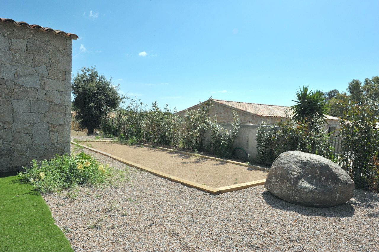 Idéalement placée entre St Cyprien et Pinarello, BERGERIE T-3 NEUVE avec PISCINE et CUISINE d'ÉTÉ sur terrain paysagé.