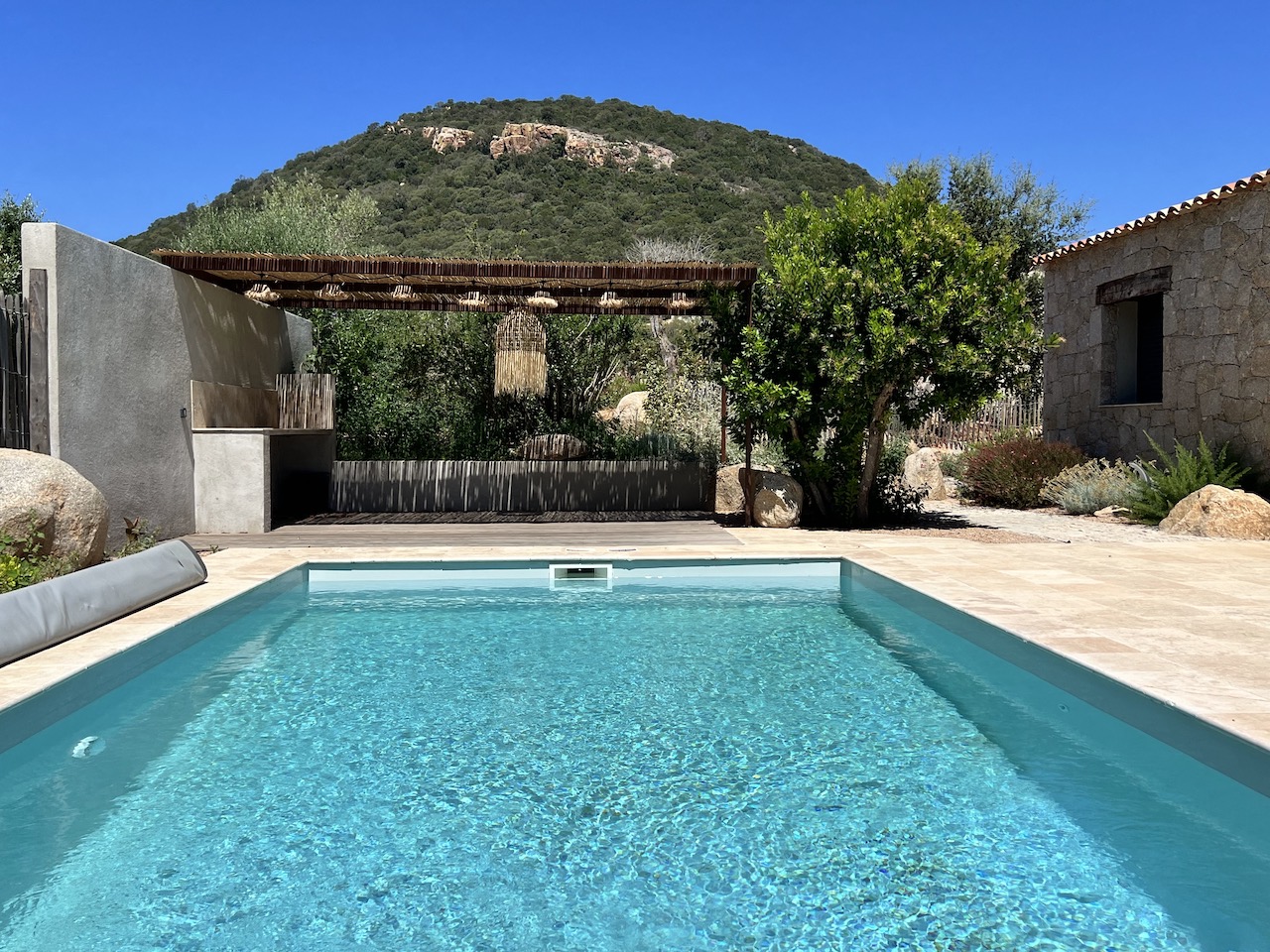 Idéalement placée entre St Cyprien et Pinarello, BERGERIE T-3 NEUVE avec PISCINE et CUISINE d'ÉTÉ sur terrain paysagé.