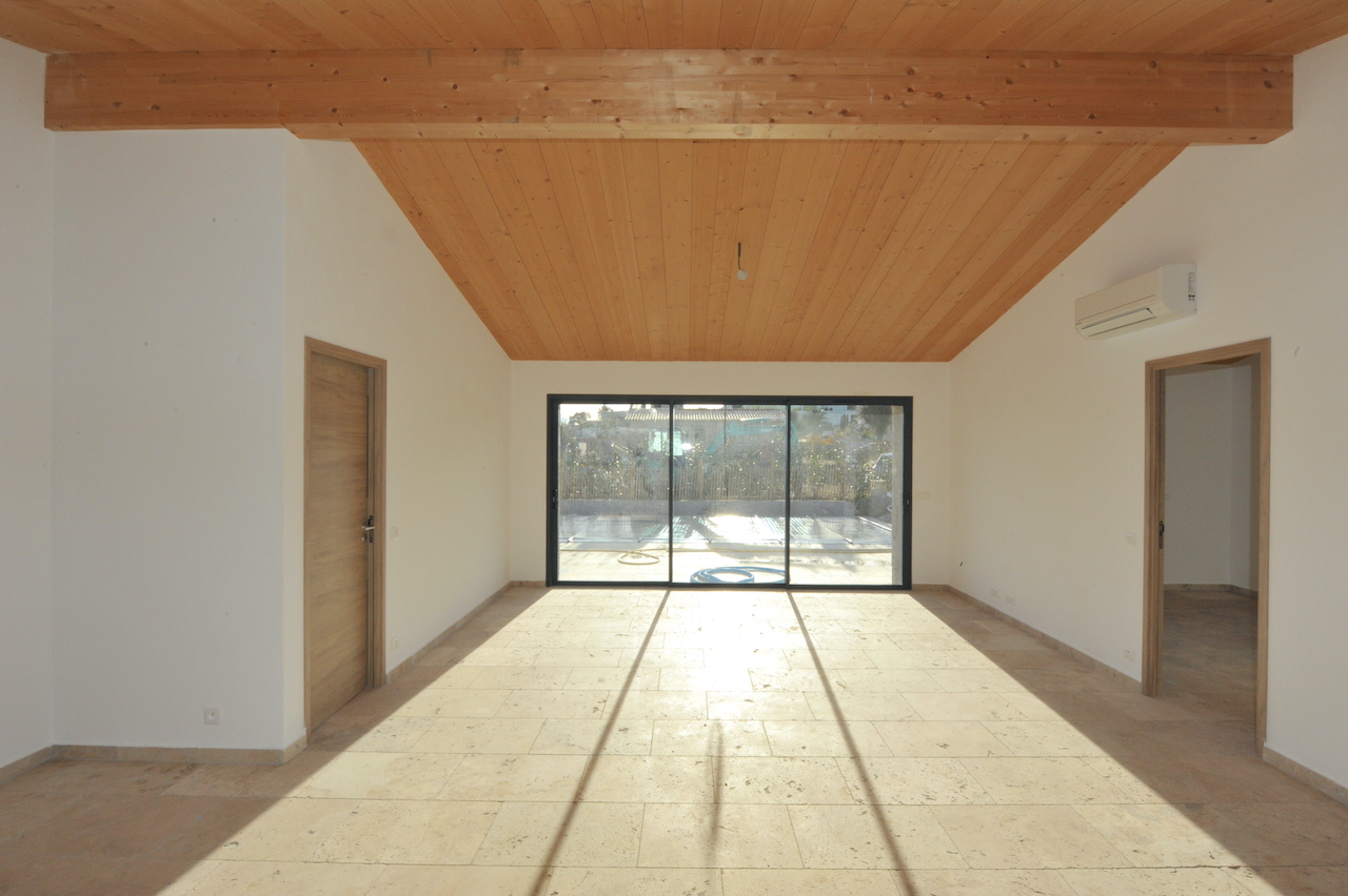 Idéalement placée entre St Cyprien et Pinarello, BERGERIE T-3 NEUVE avec PISCINE et CUISINE d'ÉTÉ sur terrain paysagé.