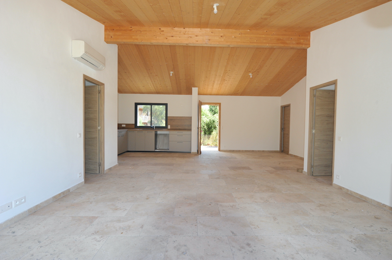 Idéalement placée entre St Cyprien et Pinarello, BERGERIE T-3 NEUVE avec PISCINE et CUISINE d'ÉTÉ sur terrain paysagé.