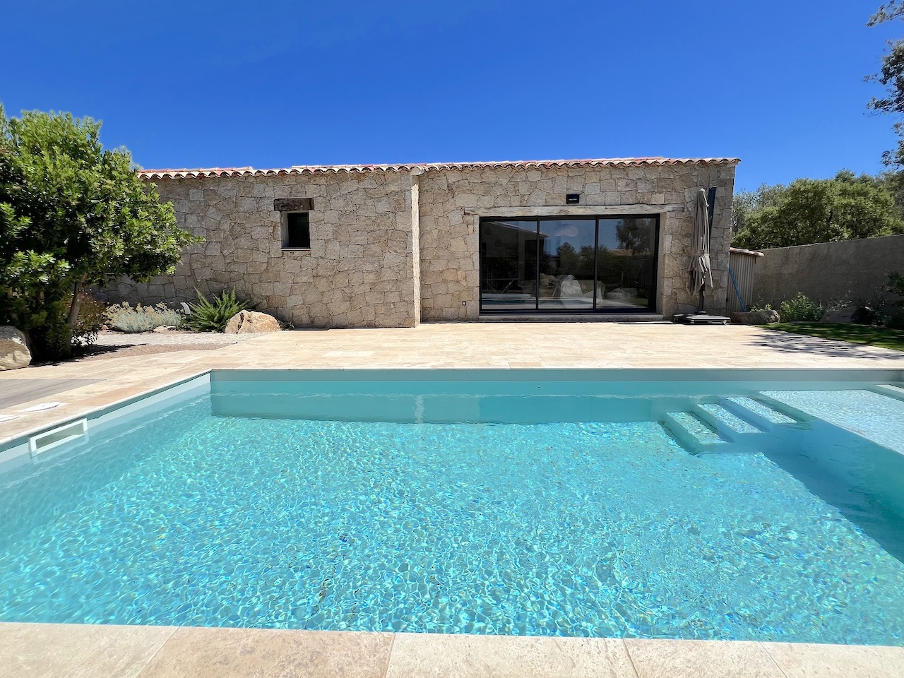 Idéalement placée entre St Cyprien et Pinarello, BERGERIE T-3 NEUVE avec PISCINE et CUISINE d'ÉTÉ sur terrain paysagé.