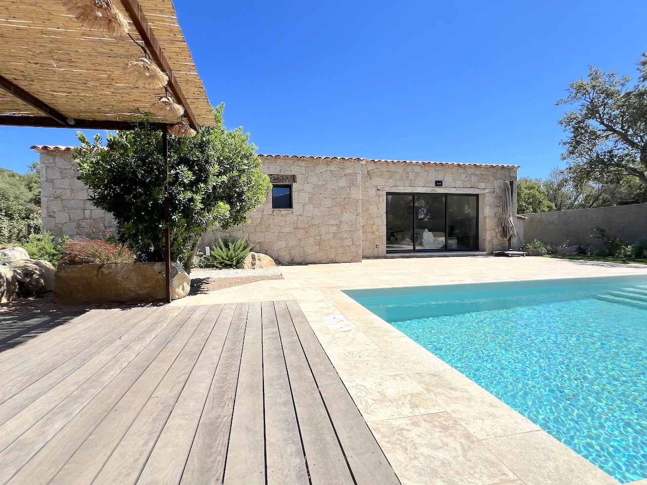 Idéalement placée entre St Cyprien et Pinarello, BERGERIE T-3 NEUVE avec PISCINE et CUISINE d'ÉTÉ sur terrain paysagé.