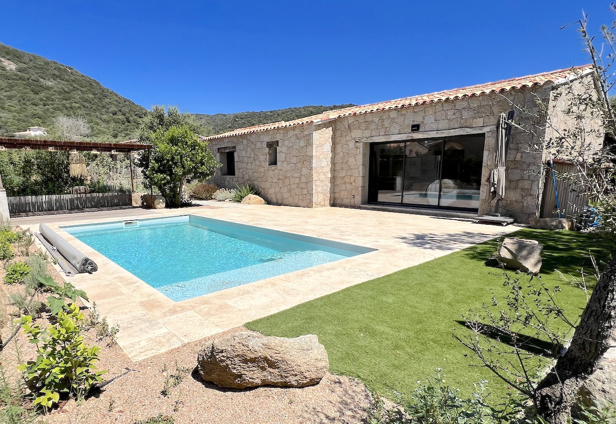 Idéalement placée entre St Cyprien et Pinarello, BERGERIE T-3 NEUVE avec PISCINE et CUISINE d'ÉTÉ sur terrain paysagé.