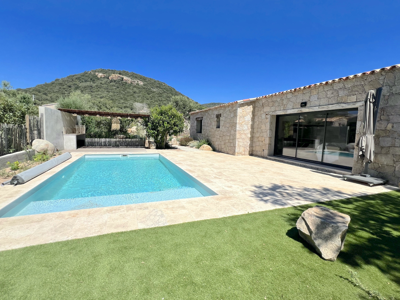 Idéalement placée entre St Cyprien et Pinarello, BERGERIE T-3 NEUVE avec PISCINE et CUISINE d'ÉTÉ sur terrain paysagé.