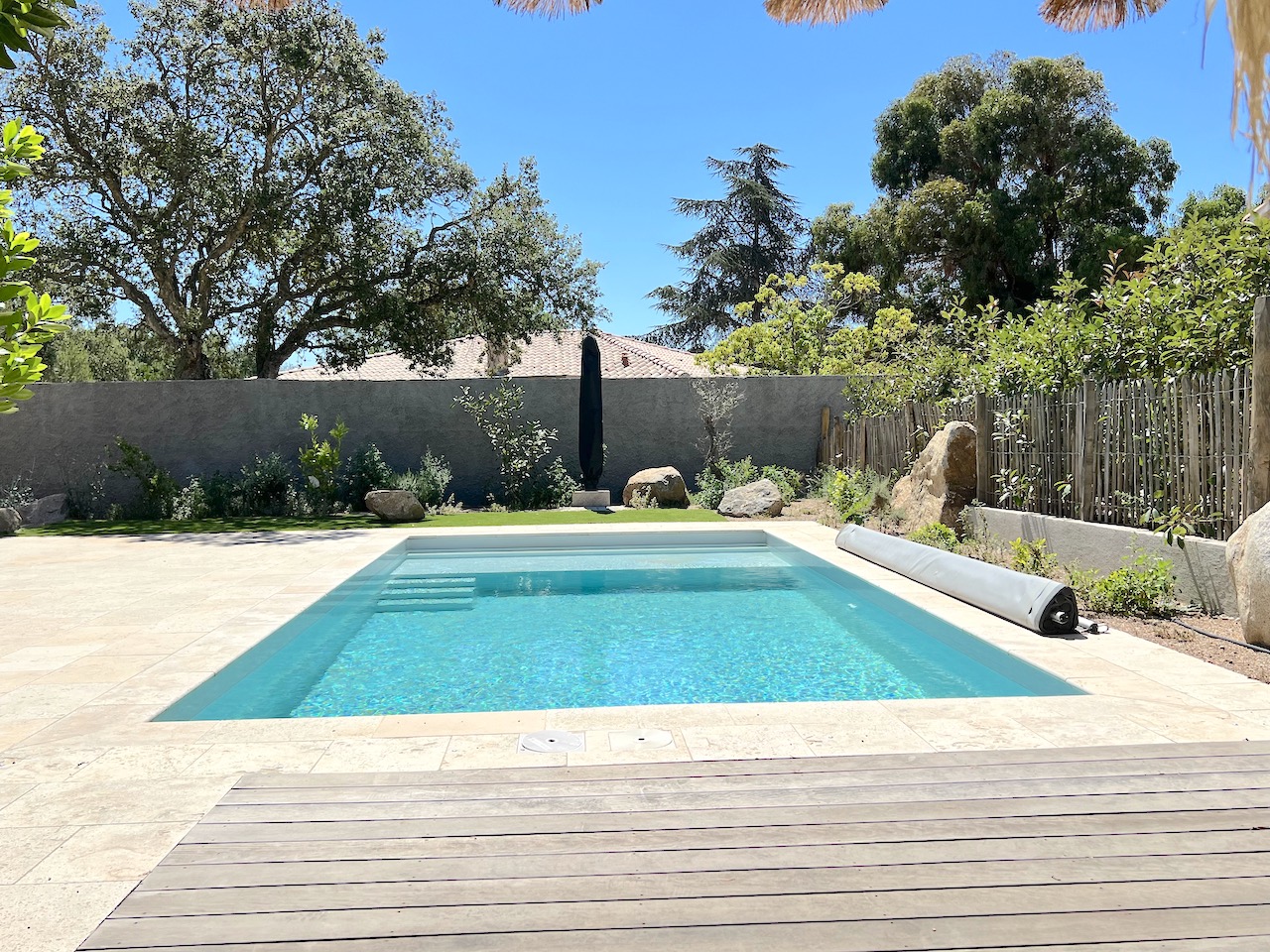 Idéalement placée entre St Cyprien et Pinarello, BERGERIE T-3 NEUVE avec PISCINE et CUISINE d'ÉTÉ sur terrain paysagé.