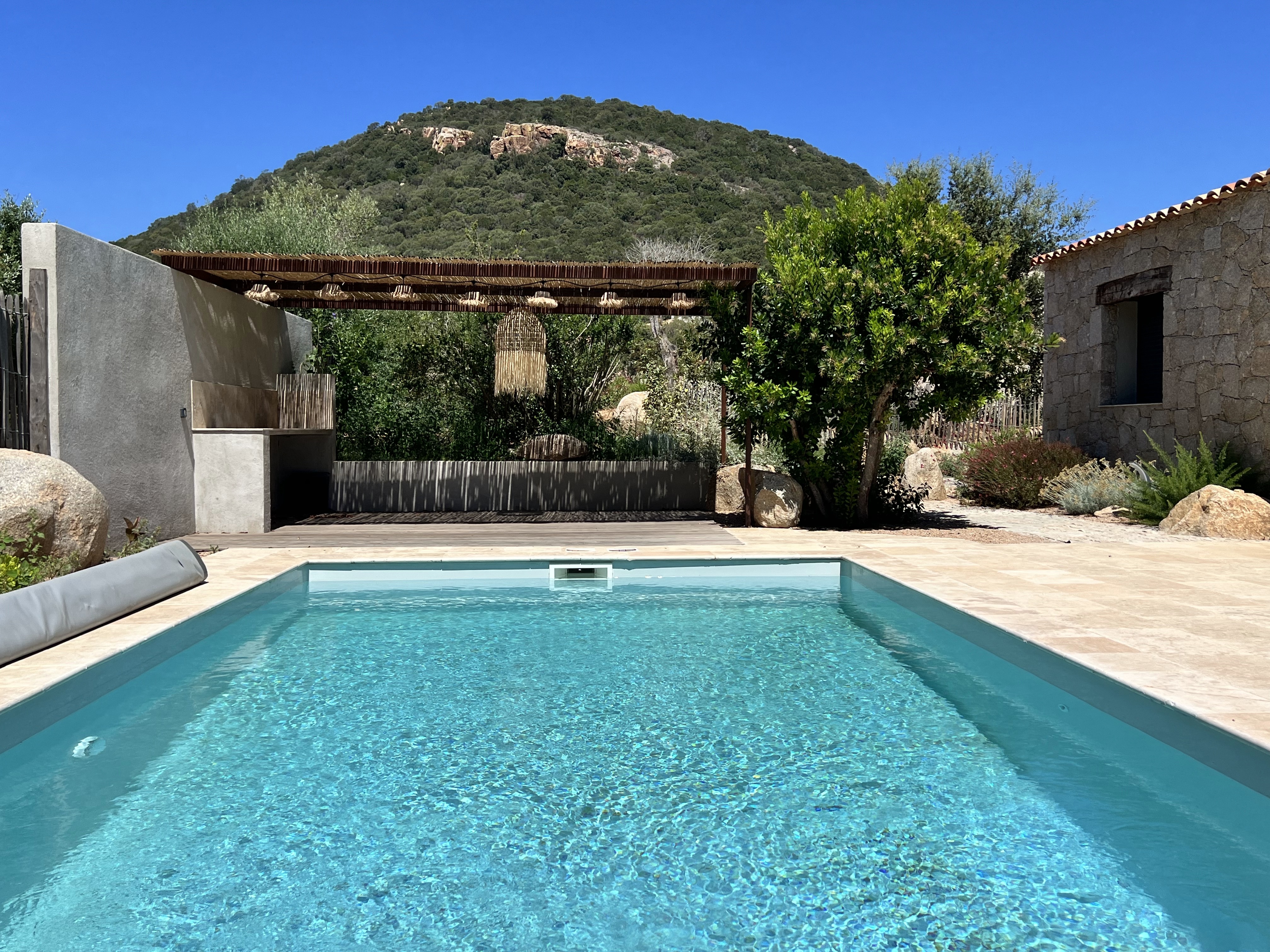 Idéalement placée entre St Cyprien et Pinarello, BERGERIE T-3 NEUVE avec PISCINE et CUISINE d'ÉTÉ sur terrain paysagé.