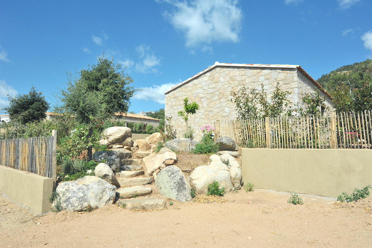 Idéalement placée entre St Cyprien et Pinarello, BERGERIE T-3 NEUVE avec PISCINE et CUISINE d'ÉTÉ sur terrain paysagé.