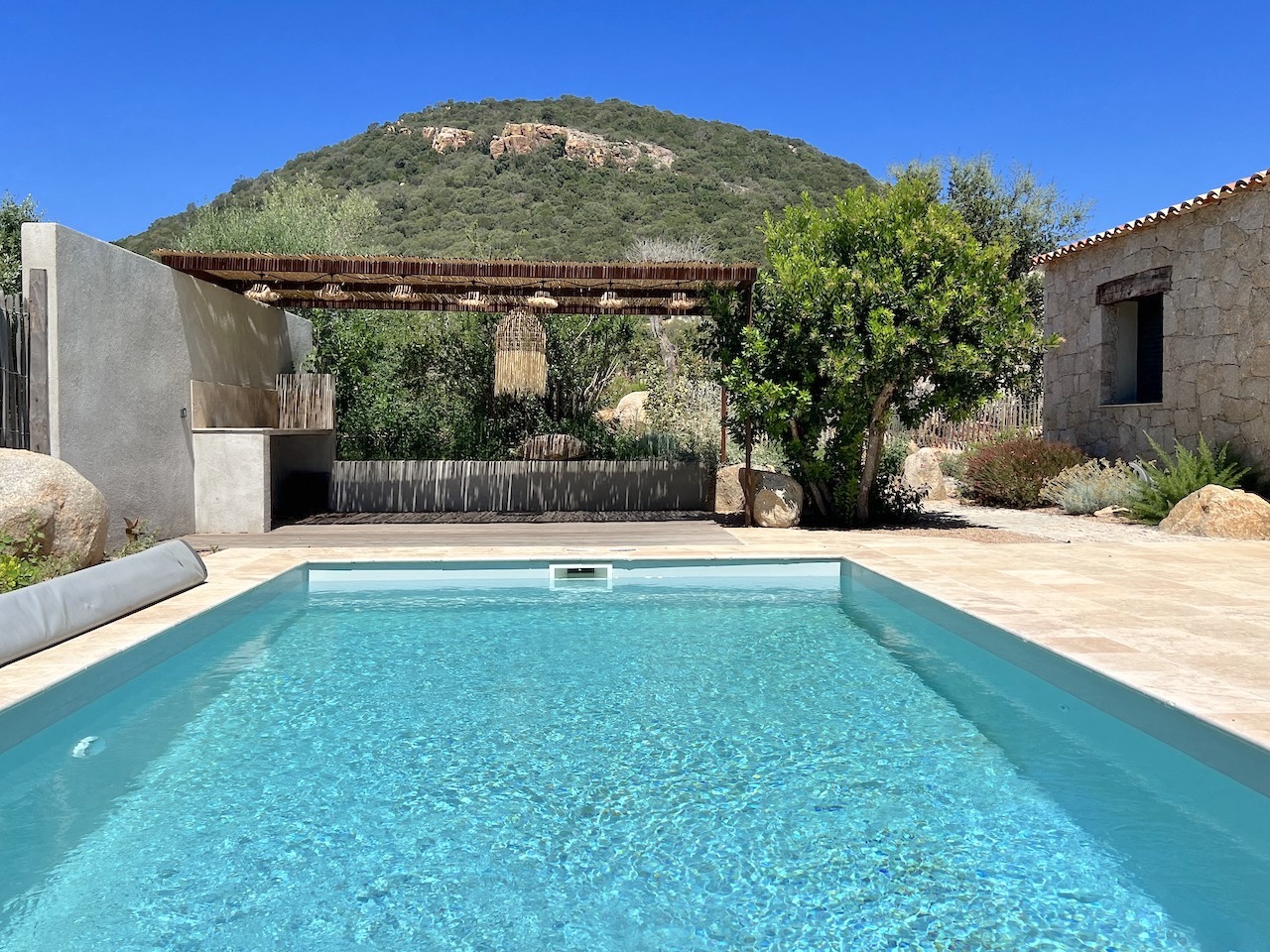 Idéalement placée entre St Cyprien et Pinarello, BERGERIE T-3 NEUVE avec PISCINE et CUISINE d'ÉTÉ sur terrain paysagé.