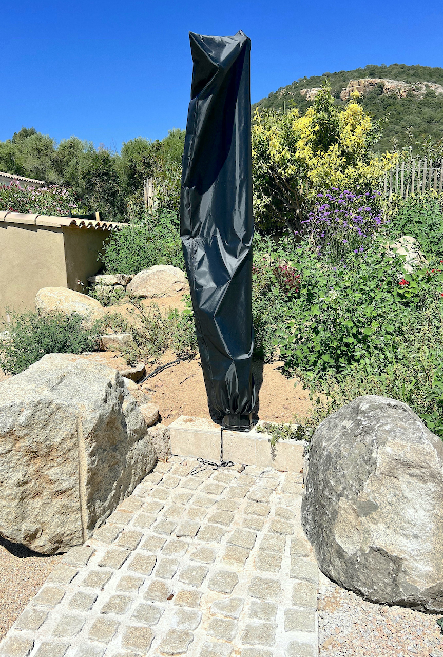 Idéalement placée entre St Cyprien et Pinarello, BERGERIE T-3 NEUVE avec PISCINE et CUISINE d'ÉTÉ sur terrain paysagé.