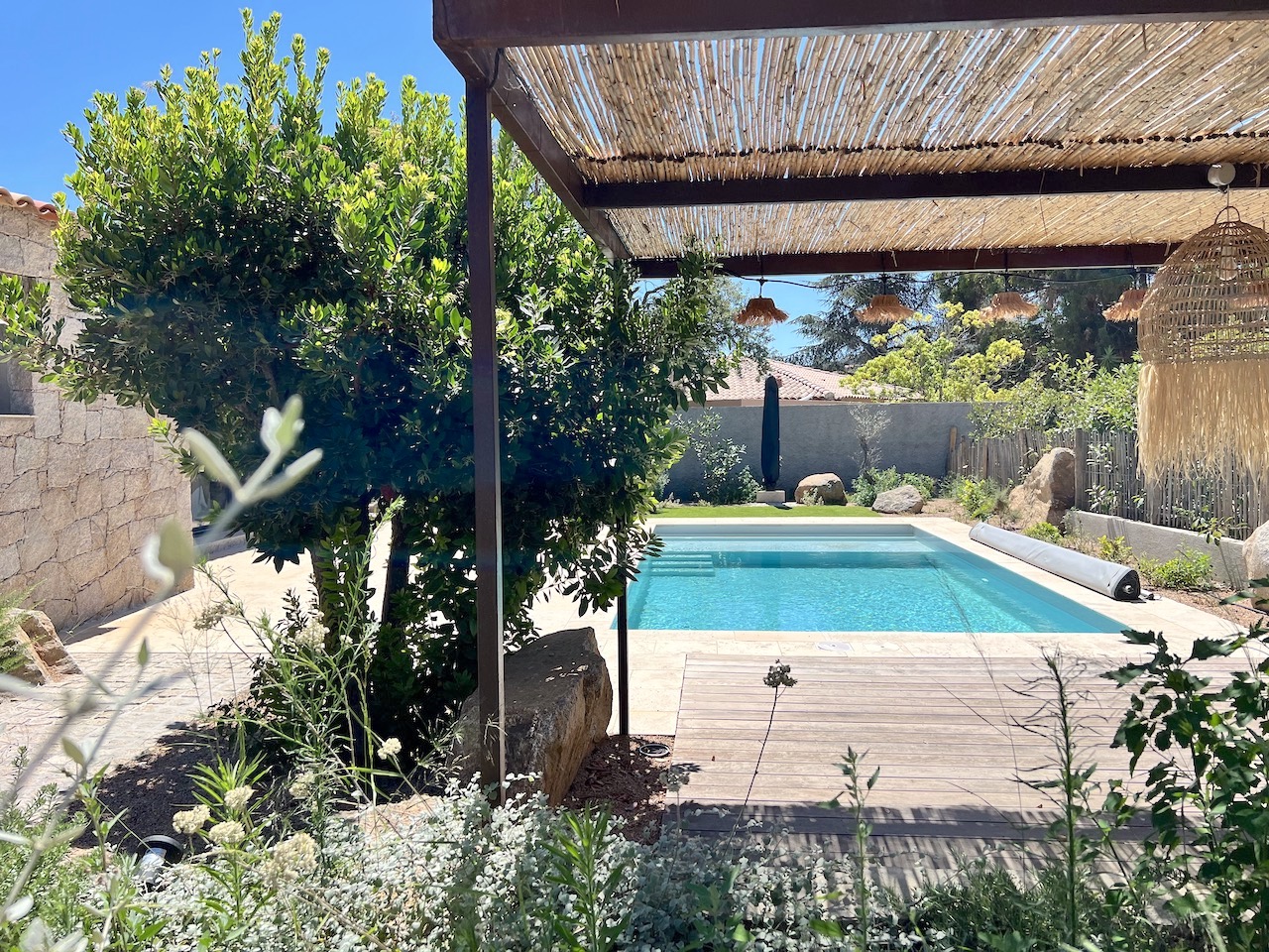 Idéalement placée entre St Cyprien et Pinarello, BERGERIE T-3 NEUVE avec PISCINE et CUISINE d'ÉTÉ sur terrain paysagé.