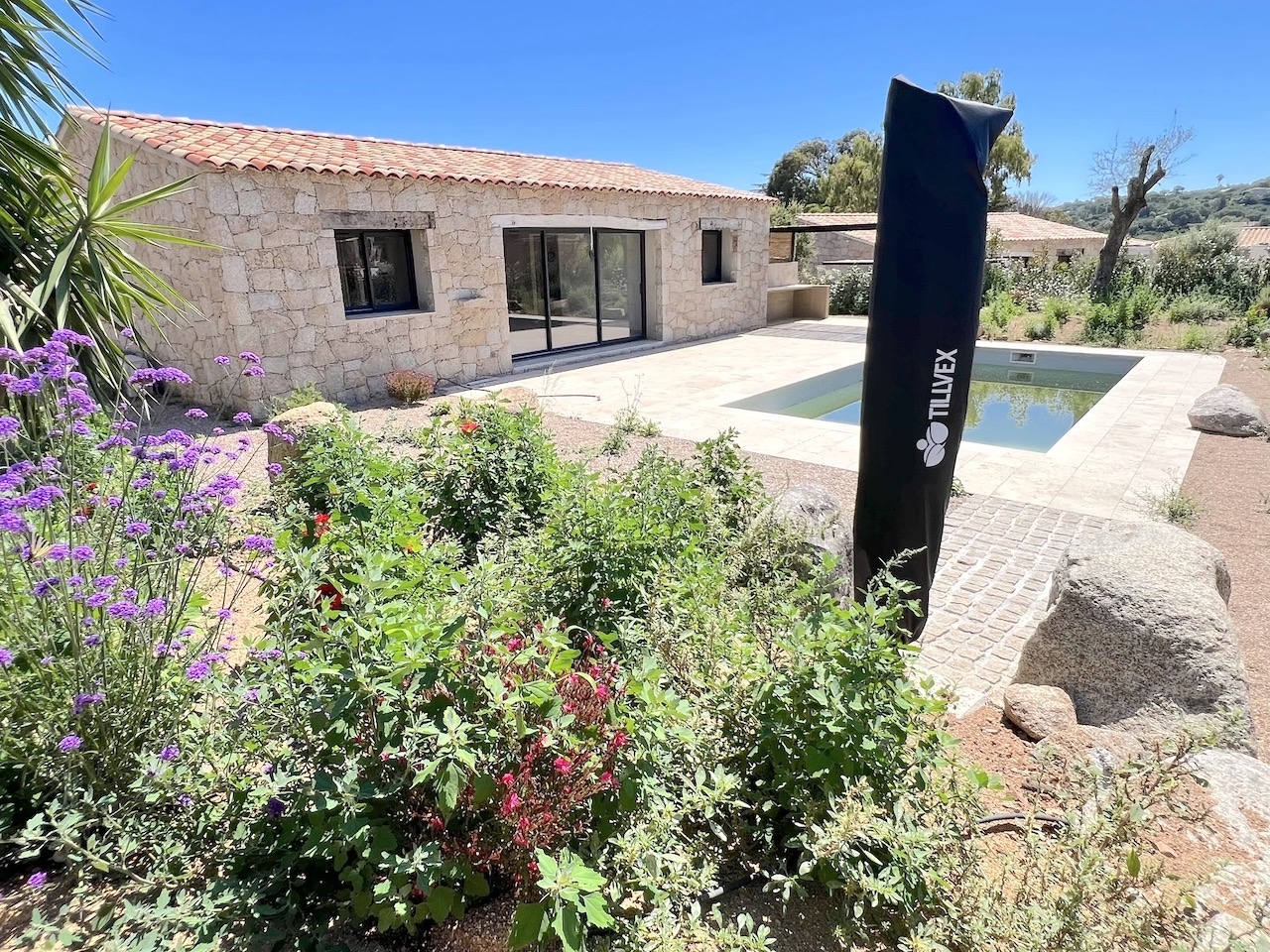 Idéalement placée entre St Cyprien et Pinarello, BERGERIE T-3 NEUVE avec PISCINE et CUISINE d'ÉTÉ sur terrain paysagé.