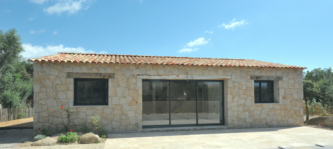 Idéalement placée entre St Cyprien et Pinarello, BERGERIE T-3 NEUVE avec PISCINE et CUISINE d'ÉTÉ sur terrain paysagé.