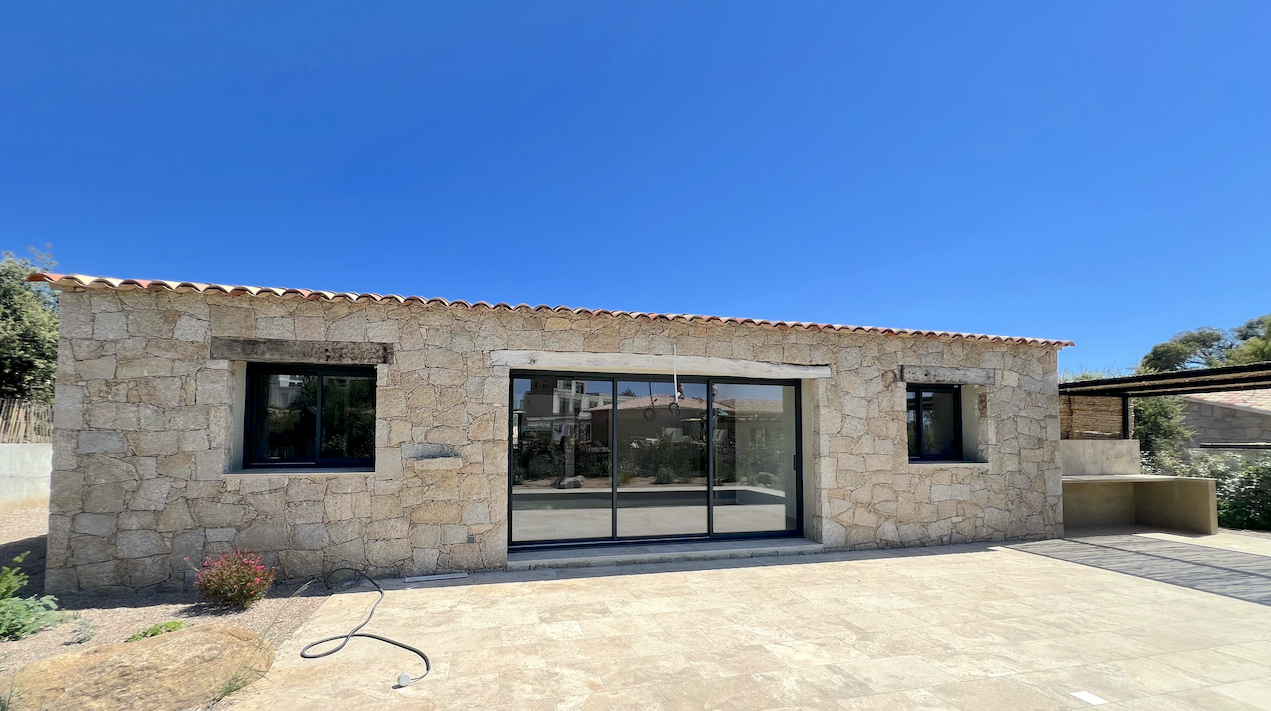 Idéalement placée entre St Cyprien et Pinarello, BERGERIE T-3 NEUVE avec PISCINE et CUISINE d'ÉTÉ sur terrain paysagé.