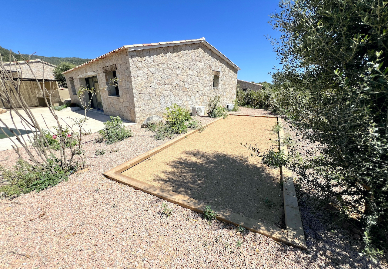 Idéalement placée entre St Cyprien et Pinarello, BERGERIE T-3 NEUVE avec PISCINE et CUISINE d'ÉTÉ sur terrain paysagé.