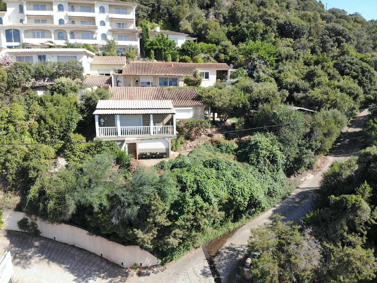 Route de Palombaggia: Ensemble immobilier de 2 MAISONS T-3 bénéficiant chacune d'une SUPERBE VUE PANORAMIQUE À 180° SUR LE GOLFE  DE PORTO-VECCHIO, LE PORT, LA VILLE ET LES MONTAGNES.