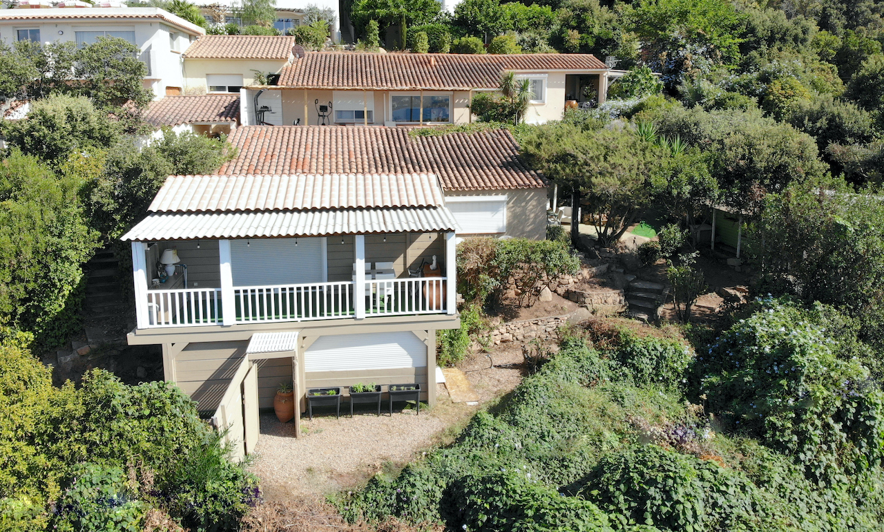 Route de Palombaggia: Ensemble immobilier de 2 MAISONS T-3 bénéficiant chacune d'une SUPERBE VUE PANORAMIQUE À 180° SUR LE GOLFE  DE PORTO-VECCHIO, LE PORT, LA VILLE ET LES MONTAGNES.