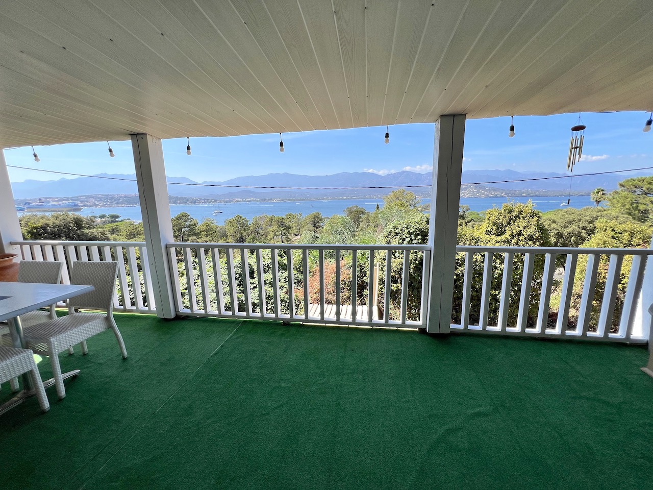 Route de Palombaggia: Ensemble immobilier de 2 MAISONS T-3 bénéficiant chacune d'une SUPERBE VUE PANORAMIQUE À 180° SUR LE GOLFE  DE PORTO-VECCHIO, LE PORT, LA VILLE ET LES MONTAGNES.