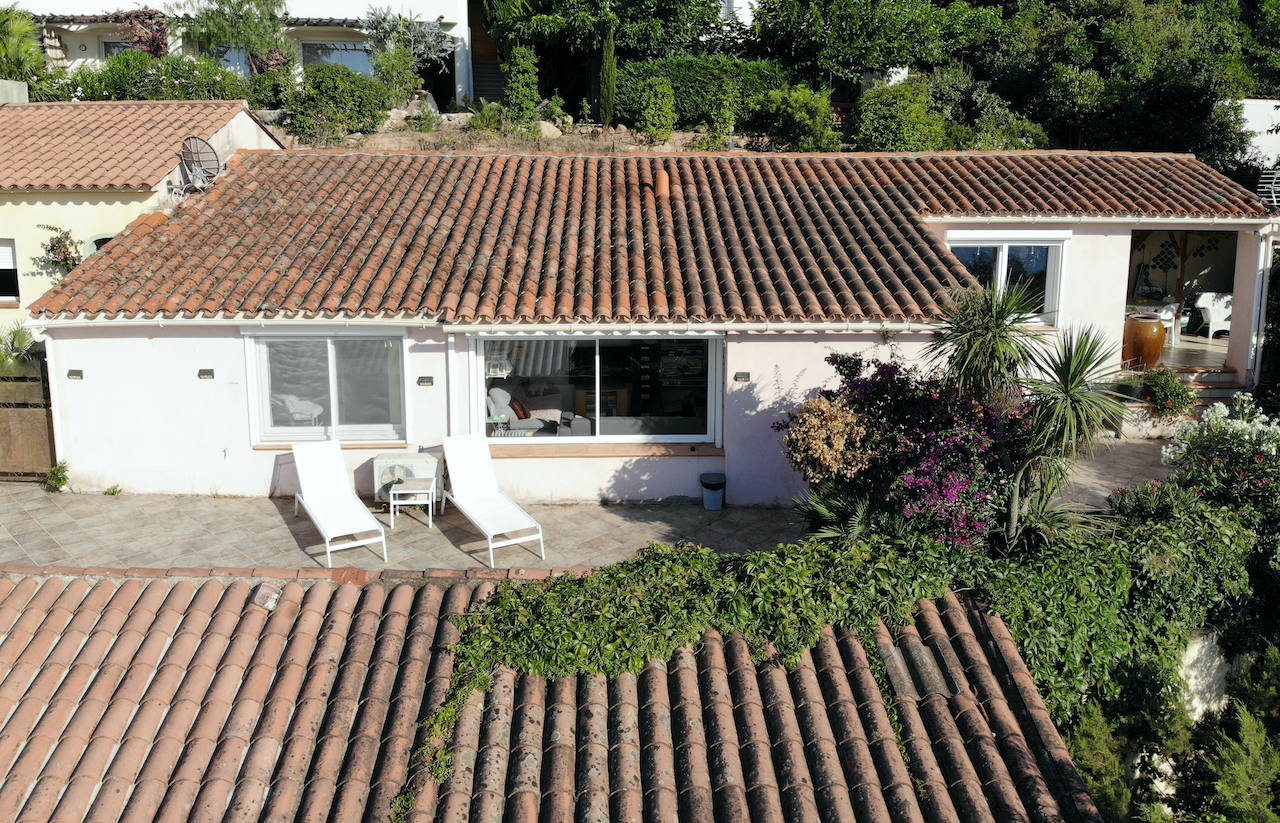 Route de Palombaggia: Ensemble immobilier de 2 MAISONS T-3 bénéficiant chacune d'une SUPERBE VUE PANORAMIQUE À 180° SUR LE GOLFE  DE PORTO-VECCHIO, LE PORT, LA VILLE ET LES MONTAGNES.