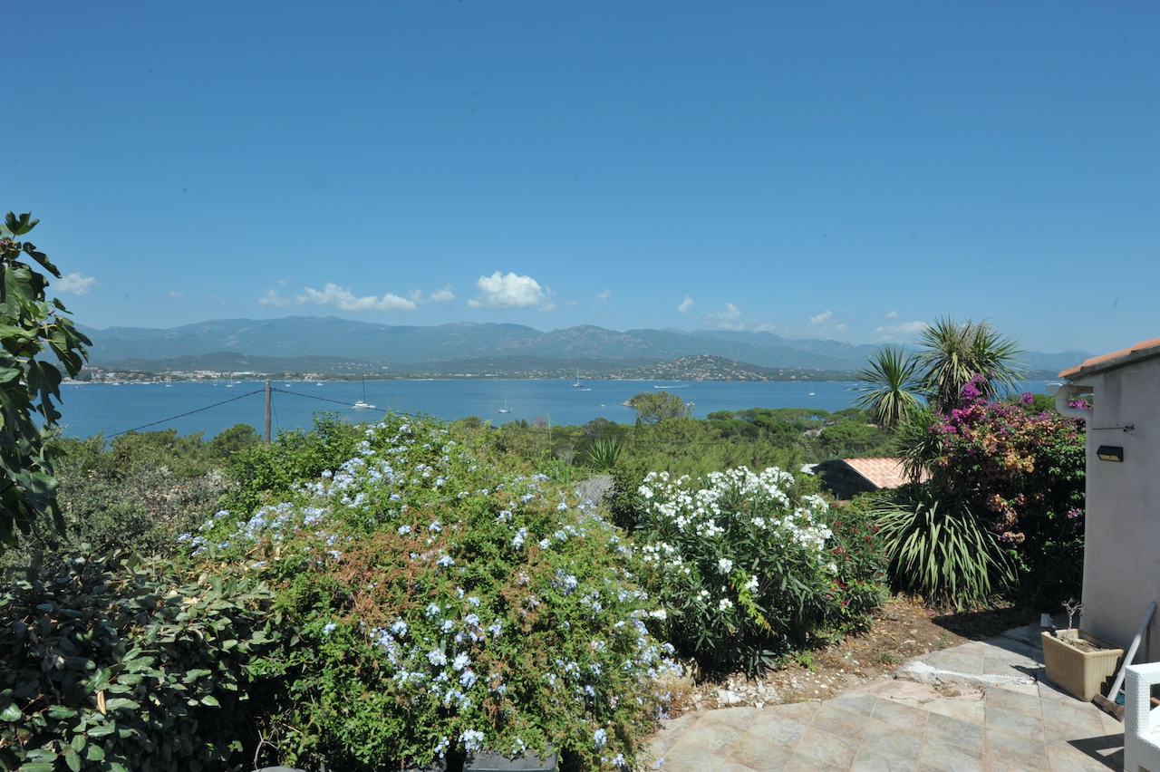 Route de Palombaggia: Ensemble immobilier de 2 MAISONS T-3 bénéficiant chacune d'une SUPERBE VUE PANORAMIQUE À 180° SUR LE GOLFE  DE PORTO-VECCHIO, LE PORT, LA VILLE ET LES MONTAGNES.