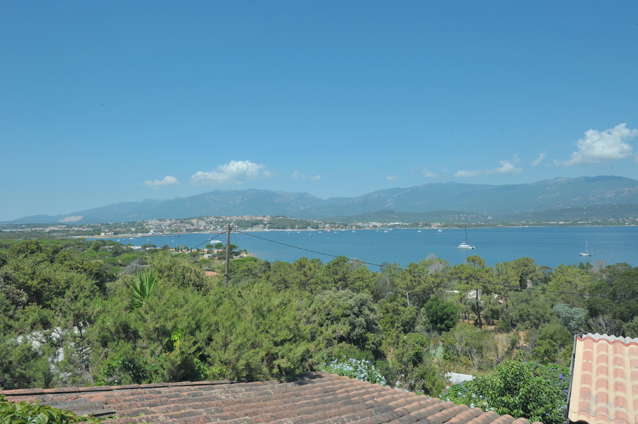 Route de Palombaggia: Ensemble immobilier de 2 MAISONS T-3 bénéficiant chacune d'une SUPERBE VUE PANORAMIQUE À 180° SUR LE GOLFE  DE PORTO-VECCHIO, LE PORT, LA VILLE ET LES MONTAGNES.