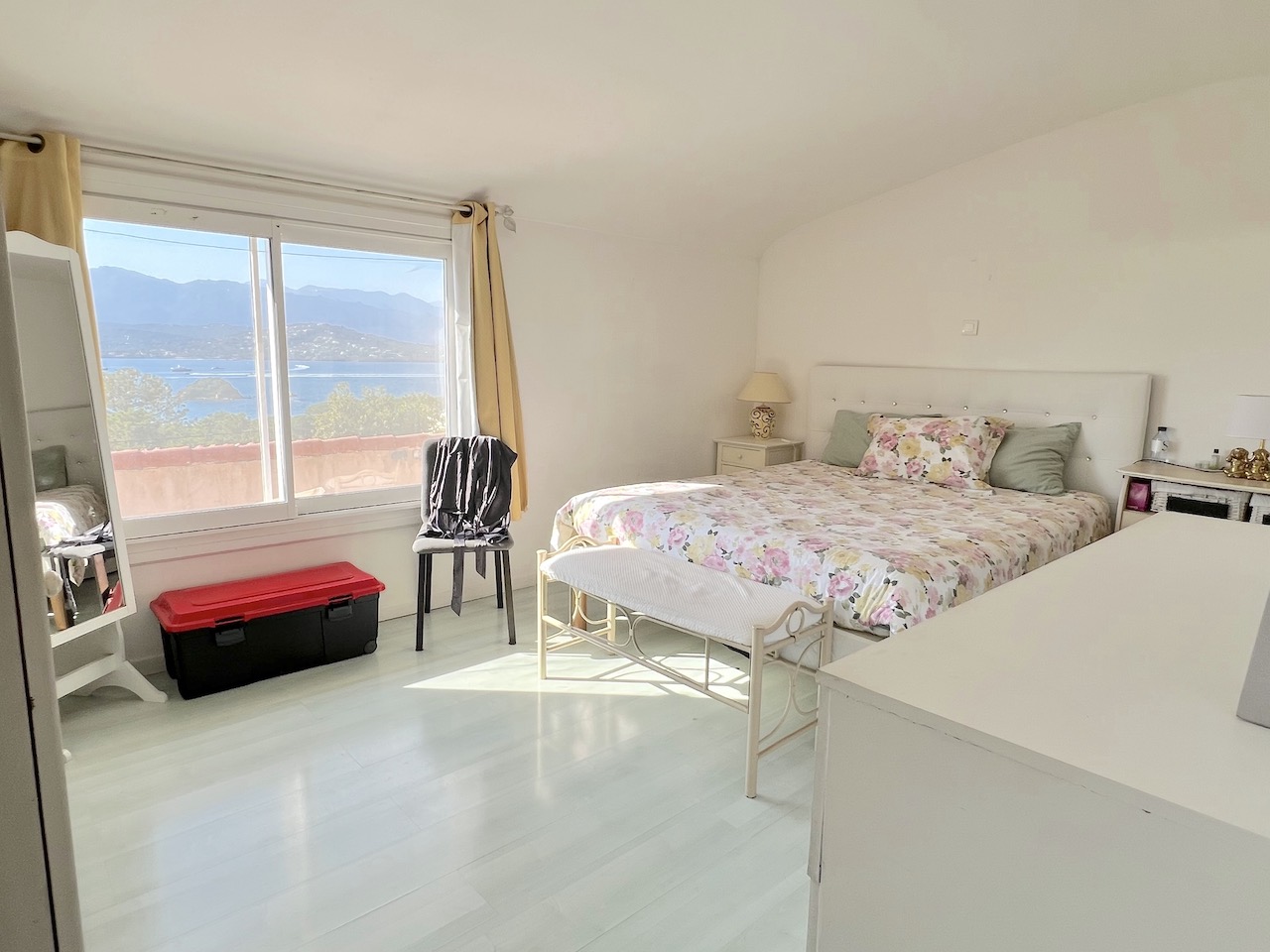 Route de Palombaggia: Ensemble immobilier de 2 MAISONS T-3 bénéficiant chacune d'une SUPERBE VUE PANORAMIQUE À 180° SUR LE GOLFE  DE PORTO-VECCHIO, LE PORT, LA VILLE ET LES MONTAGNES.