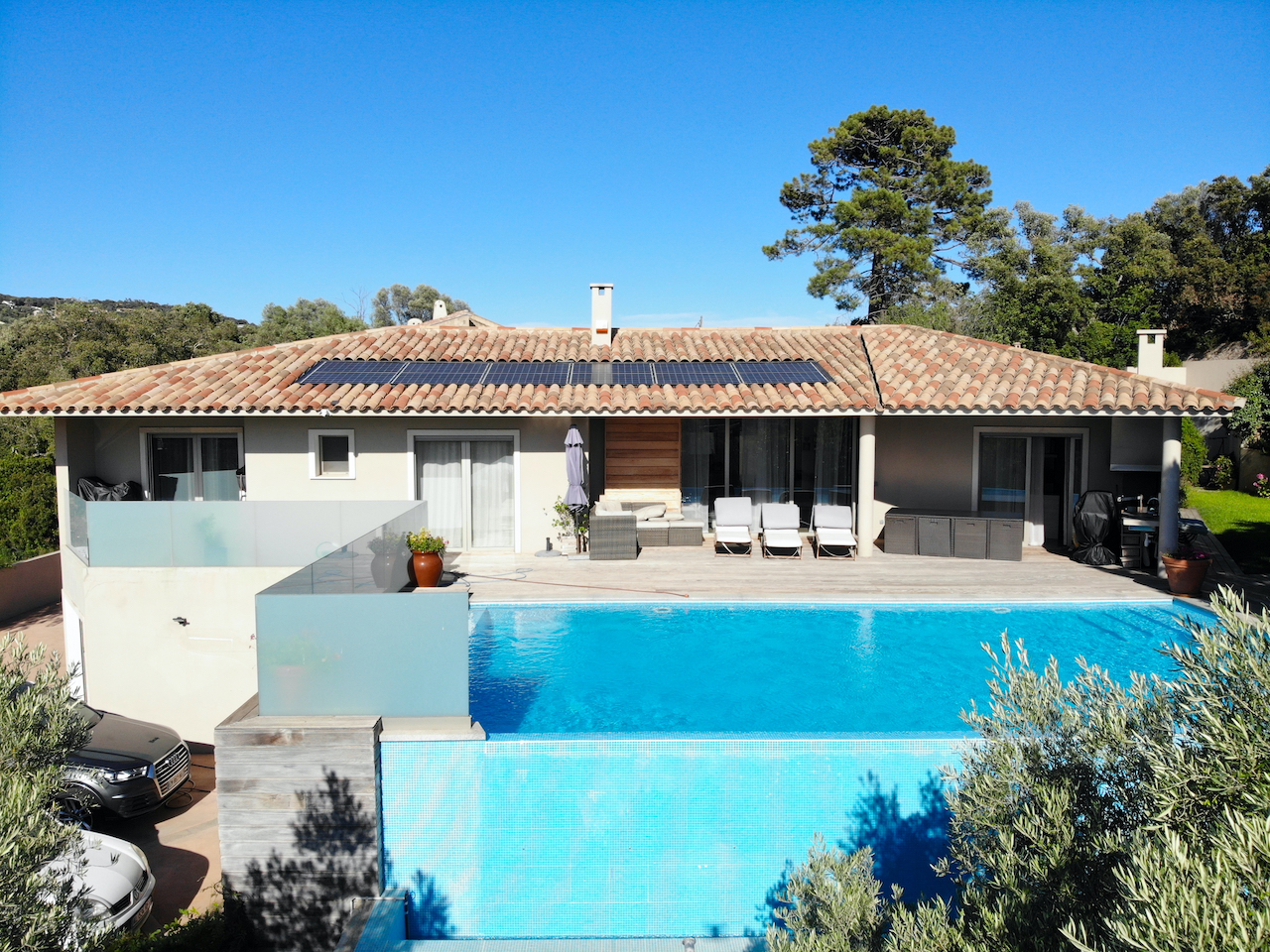 Porto-Vecchio ville: VILLA CONTEMPORAINE T-5 avec jardin, terrasse solarium et PISCINE À DÉBORDEMENT, 2 GRANDS GARAGES, CARPORT/atelier, belle vue dégagée.