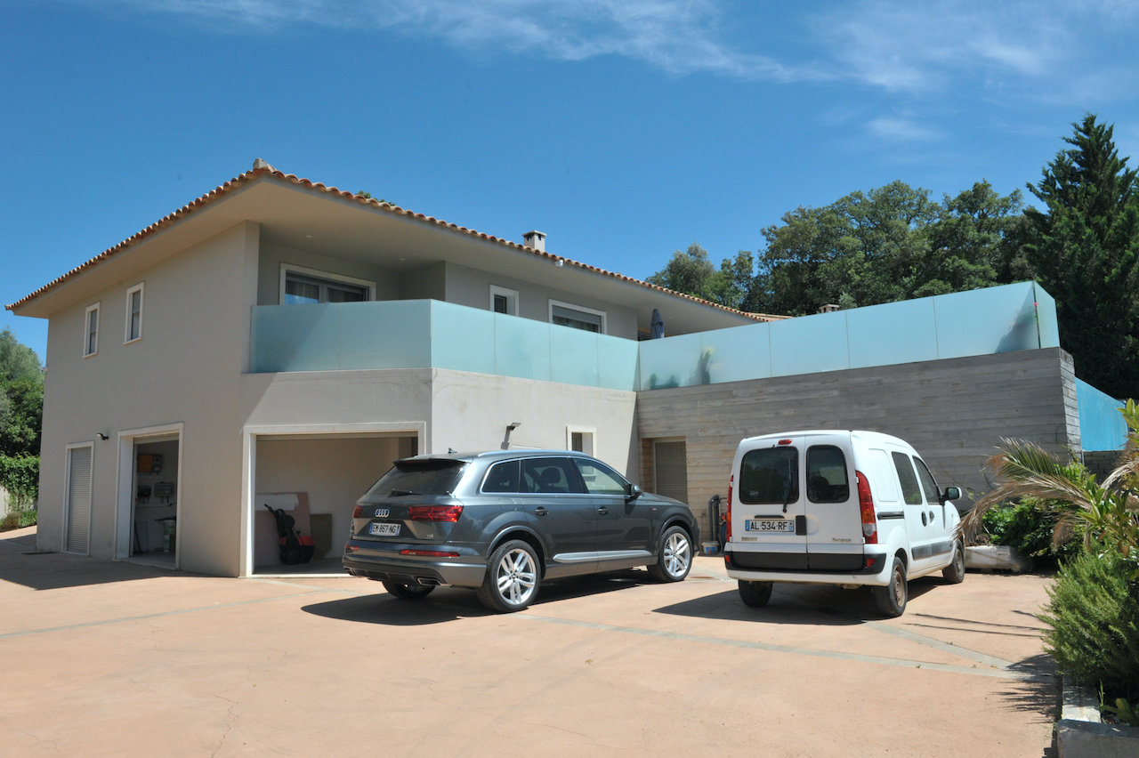 Porto-Vecchio ville: VILLA CONTEMPORAINE T-5 avec jardin, terrasse solarium et PISCINE À DÉBORDEMENT, 2 GRANDS GARAGES, CARPORT/atelier, belle vue dégagée.