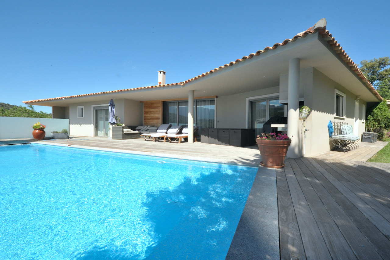 Porto-Vecchio ville: VILLA CONTEMPORAINE T-5 avec jardin, terrasse solarium et PISCINE À DÉBORDEMENT, 2 GRANDS GARAGES, CARPORT/atelier, belle vue dégagée.