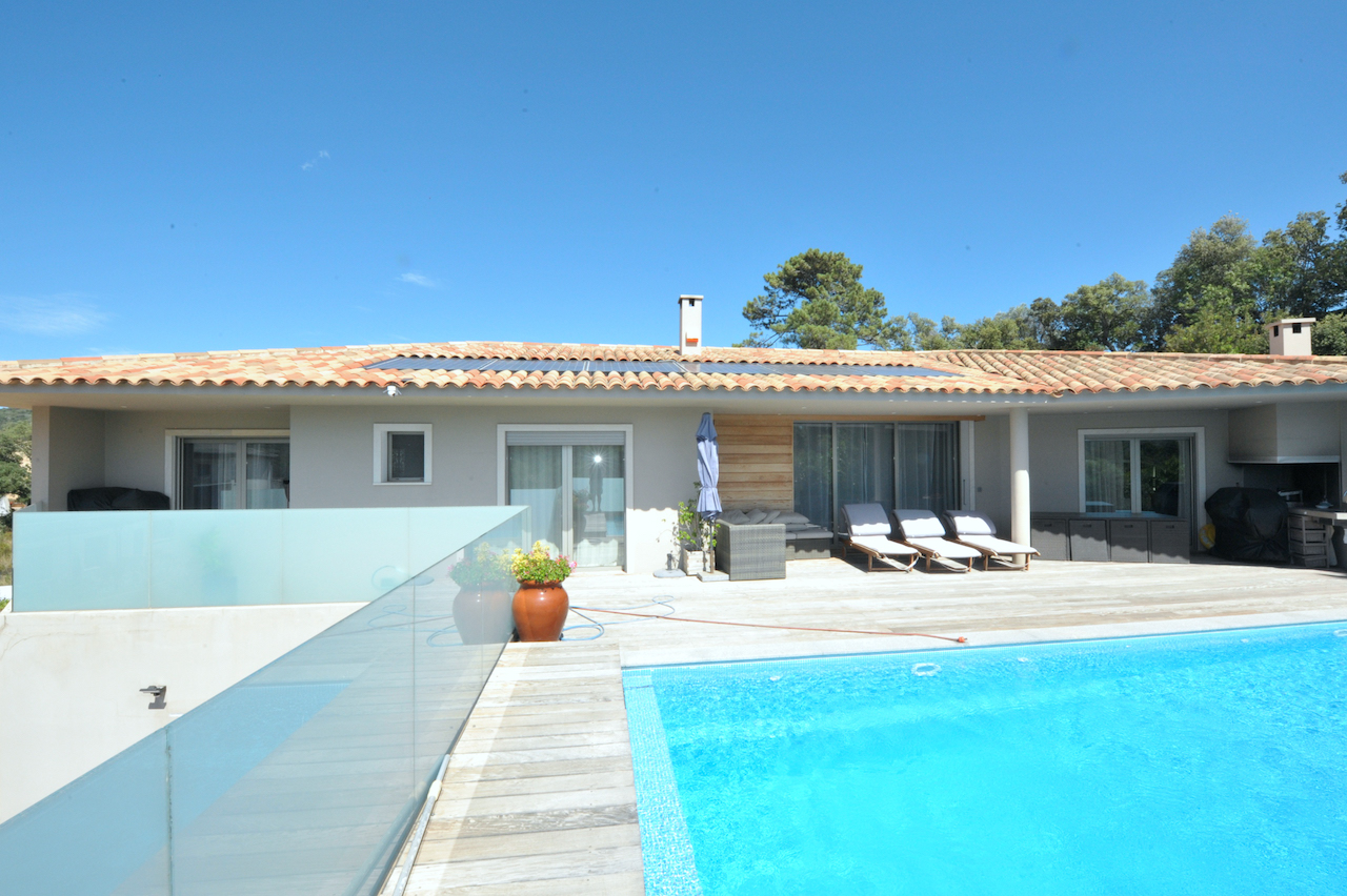 Porto-Vecchio ville: VILLA CONTEMPORAINE T-5 avec jardin, terrasse solarium et PISCINE À DÉBORDEMENT, 2 GRANDS GARAGES, CARPORT/atelier, belle vue dégagée.