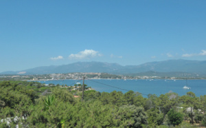 Route de Palombaggia: Ensemble immobilier de 2 MAISONS T-3 bénéficiant chacune d'une SUPERBE VUE PANORAMIQUE À 180° SUR LE GOLFE  DE PORTO-VECCHIO, LE PORT, LA VILLE ET LES MONTAGNES.